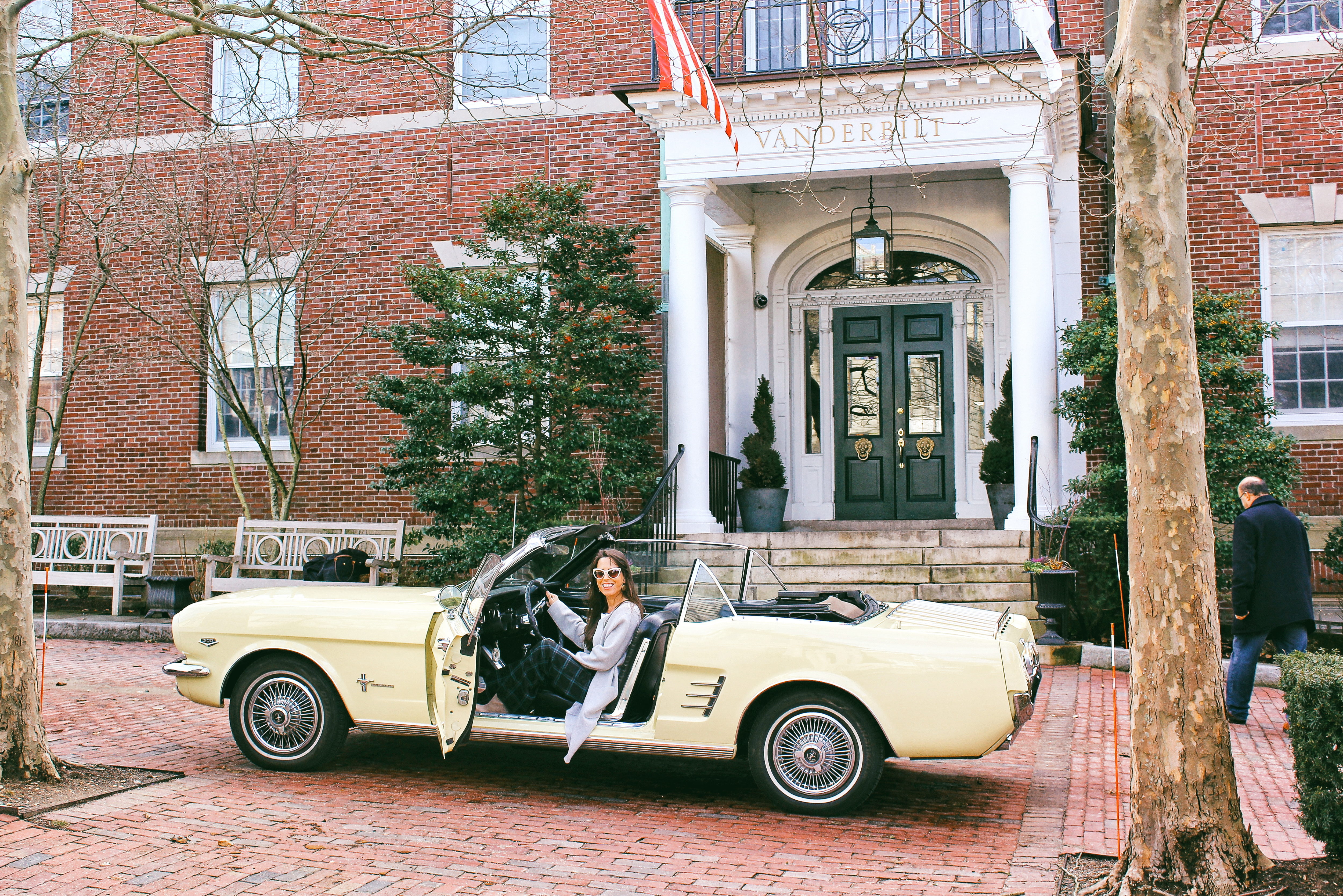 ford-mustang-classic-cars-newport