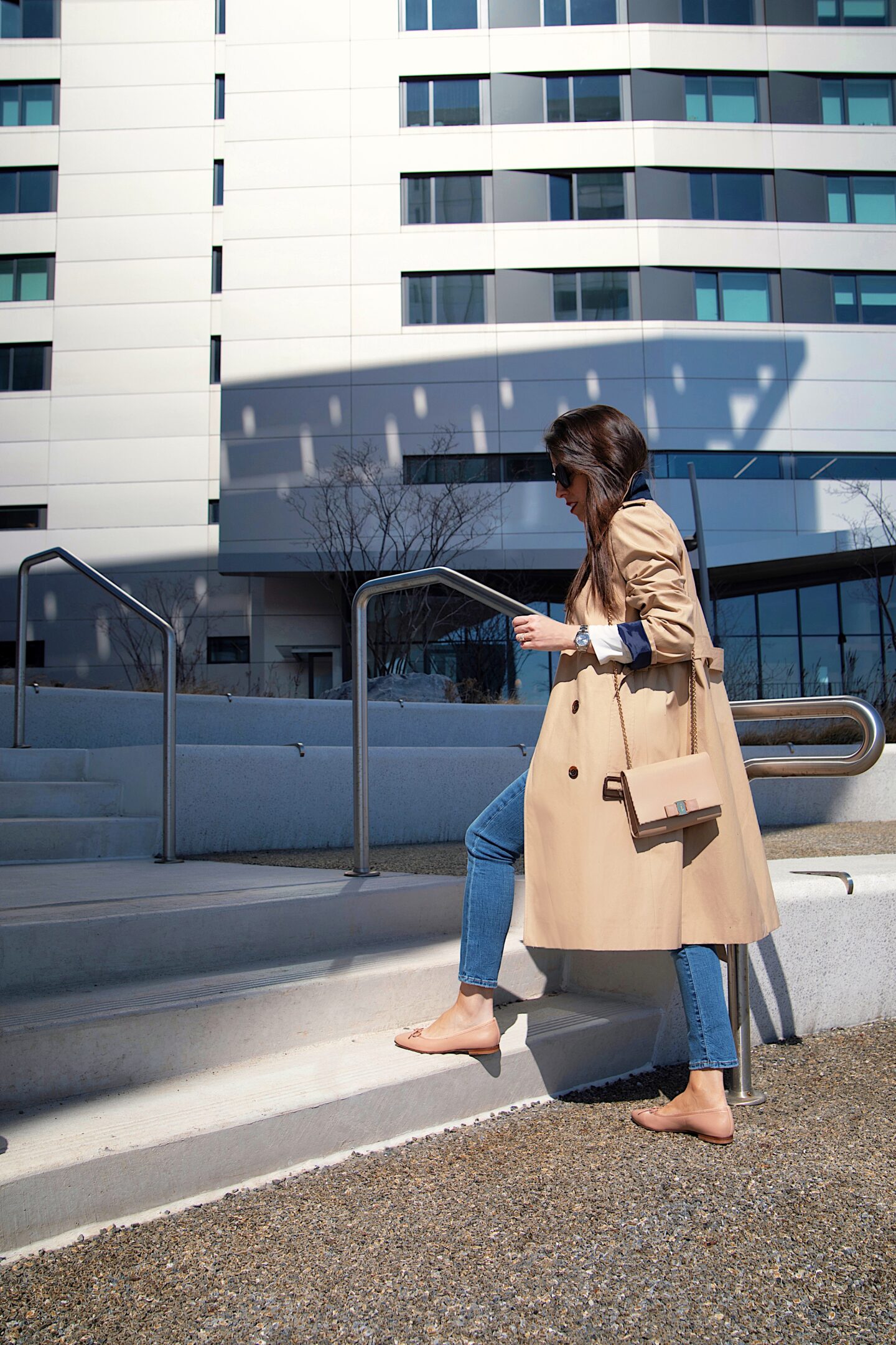 Florencia of Ana Florentina wearing JCrew classic trench coat in NYC