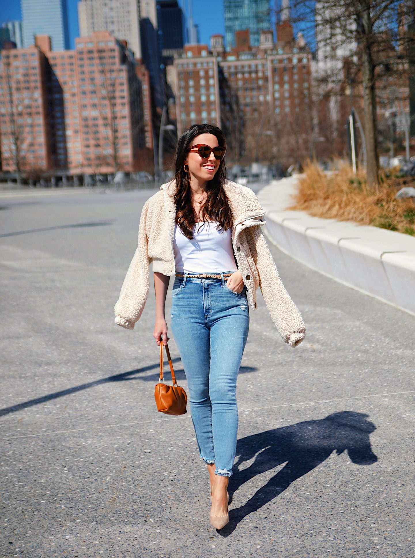 ana-florentina-wearing-abercrombie-jeans-and-beige-jacket