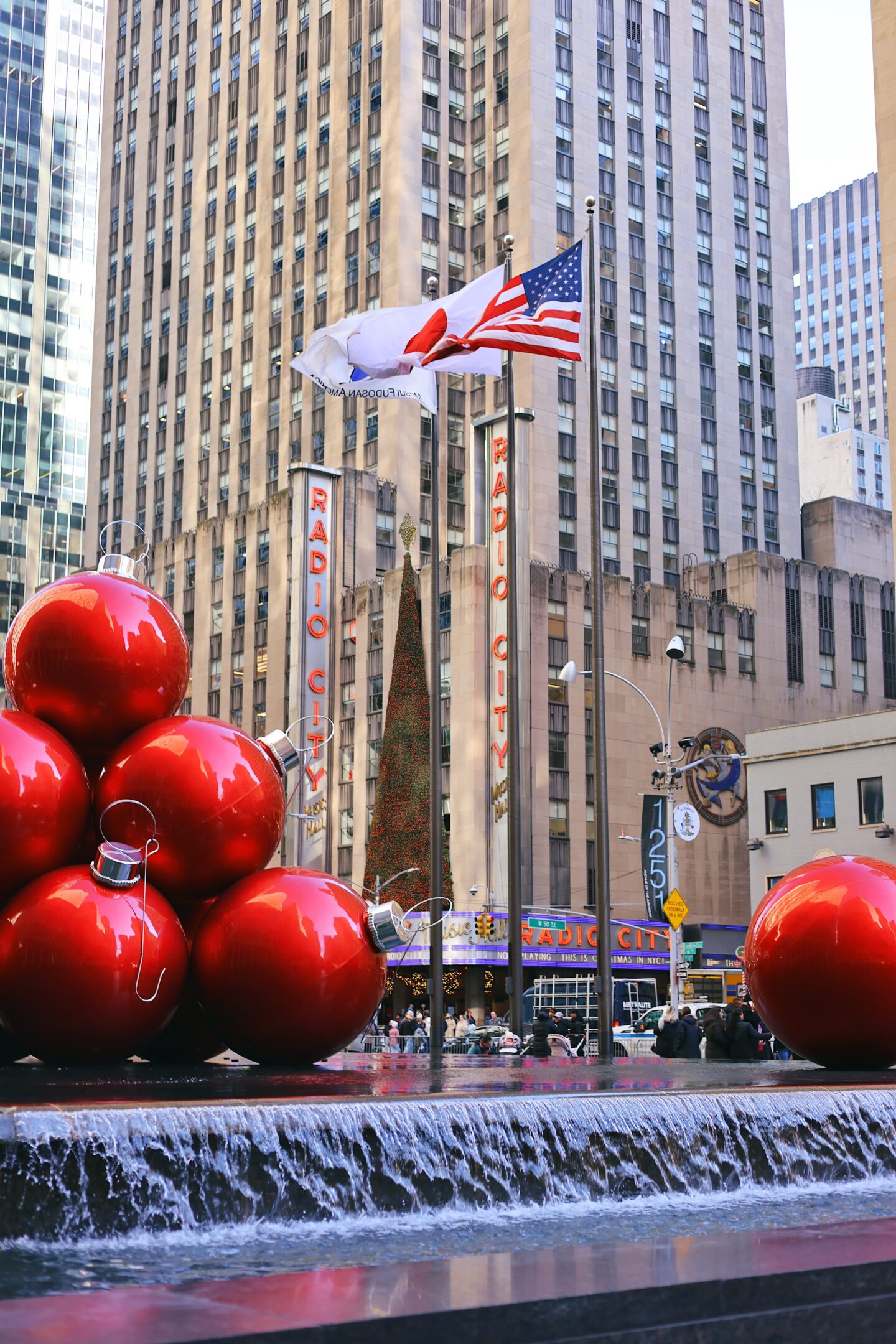 RADIO-CITY-New-Yok-City-Christmas-Lights