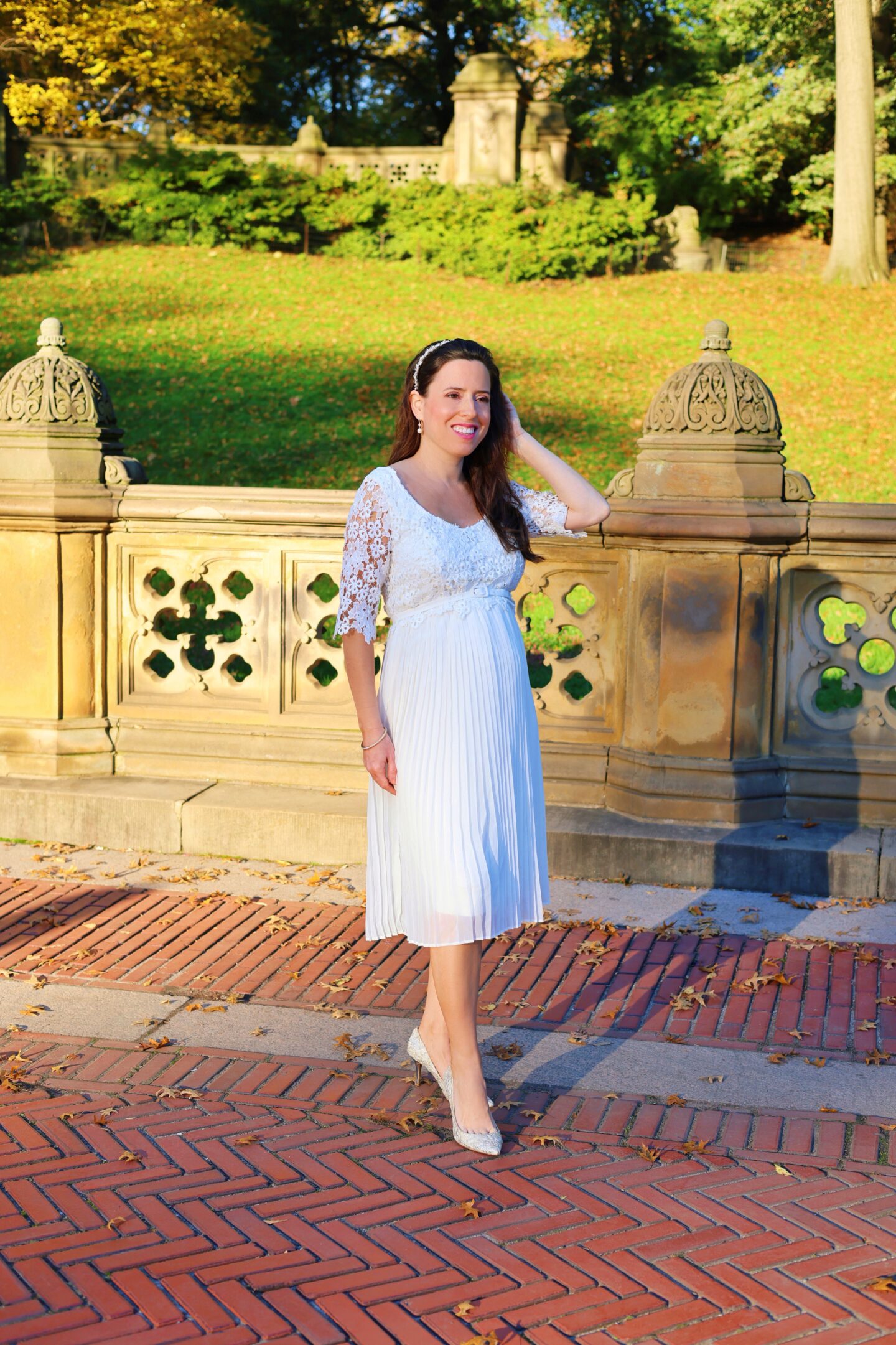 best-maternity-photoshoot-white-dress